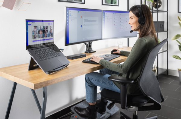 Meja kerja dengan desain ergonomis untuk mendukung kesehatan postur tubuh